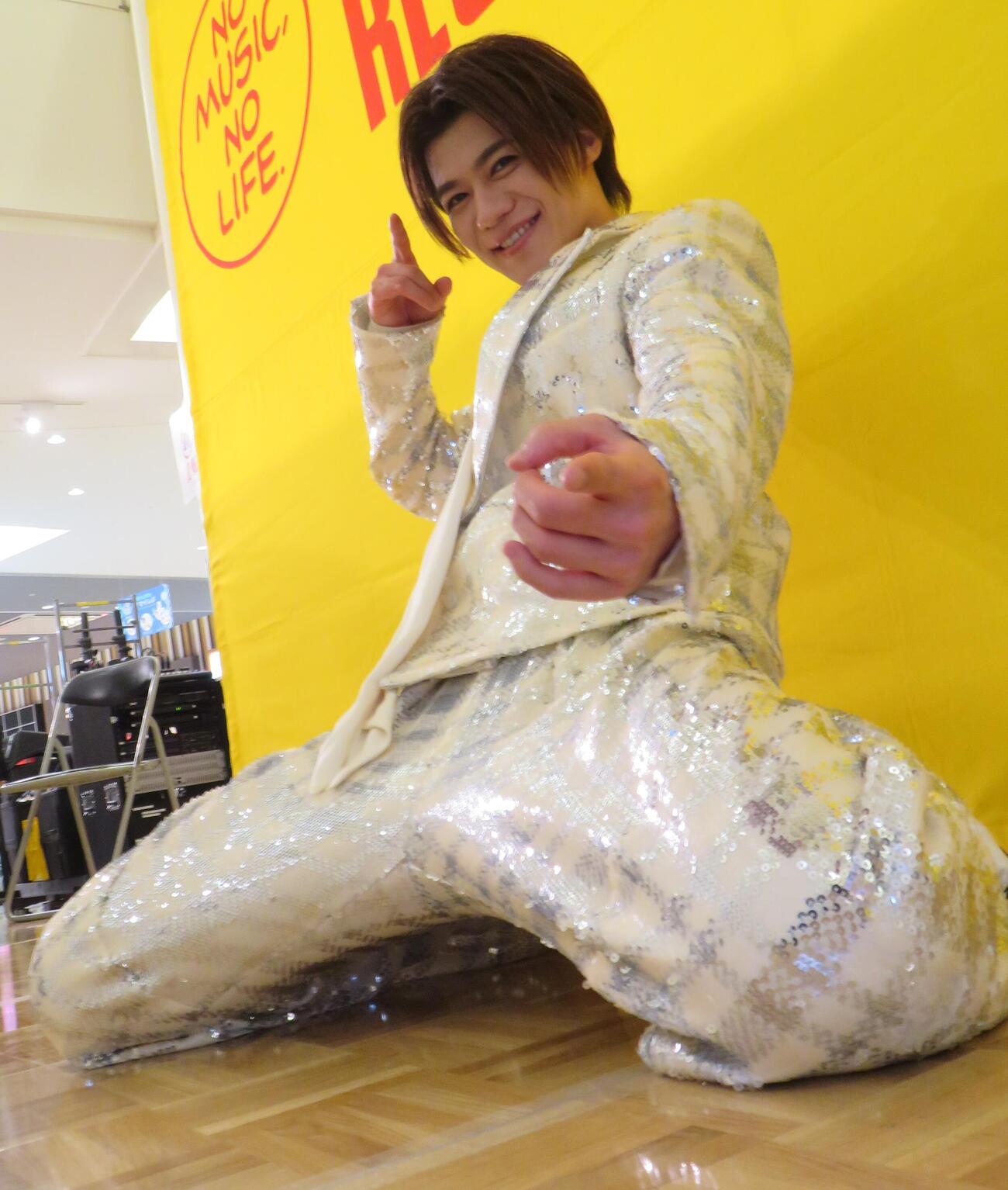 アリオ亀有でミニライブを行った新浜レオン