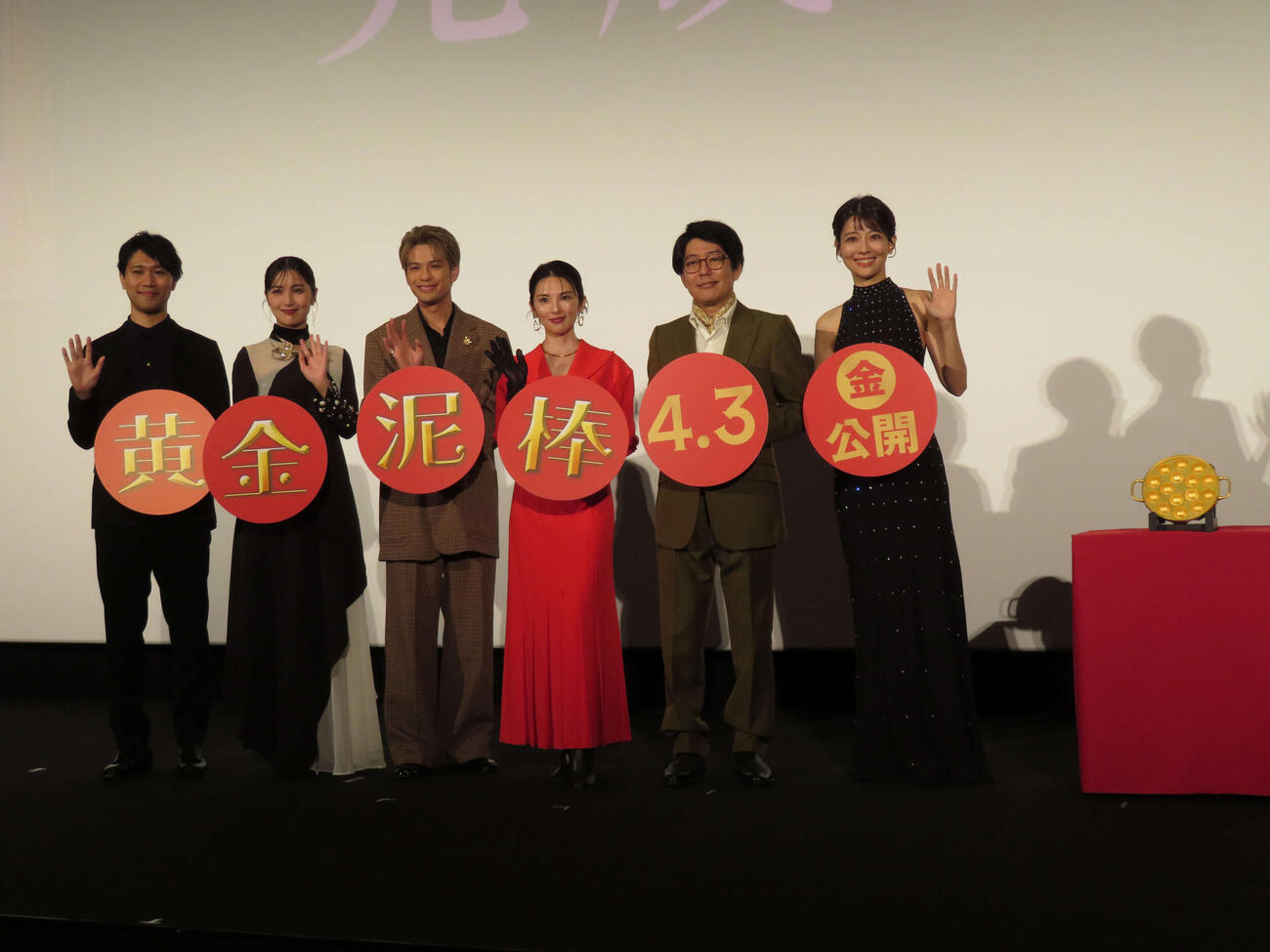 映画「黄金泥棒」完成披露上映会に登壇した、左から萱野孝幸監督、石川恋、森崎ウィン、田中麗奈、阿諏訪泰義、中村祐美子（撮影・村上幸将）