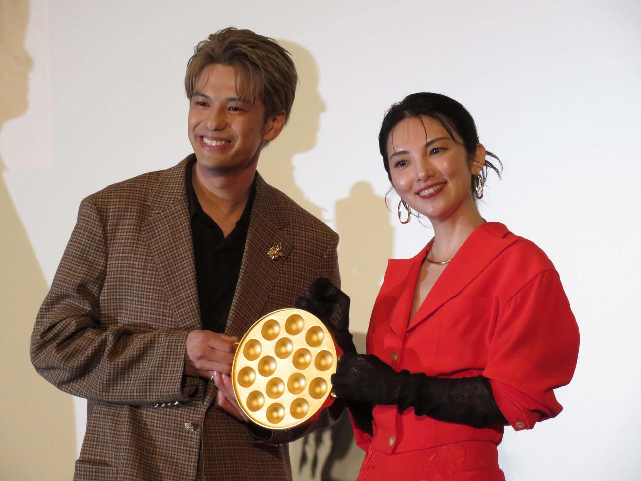 映画「黄金泥棒」完成披露上映会で、劇中に登場した総額2億円超えの純金たこ焼き器を持つ森崎ウィン（左）と田中麗奈（撮影・村上幸将）