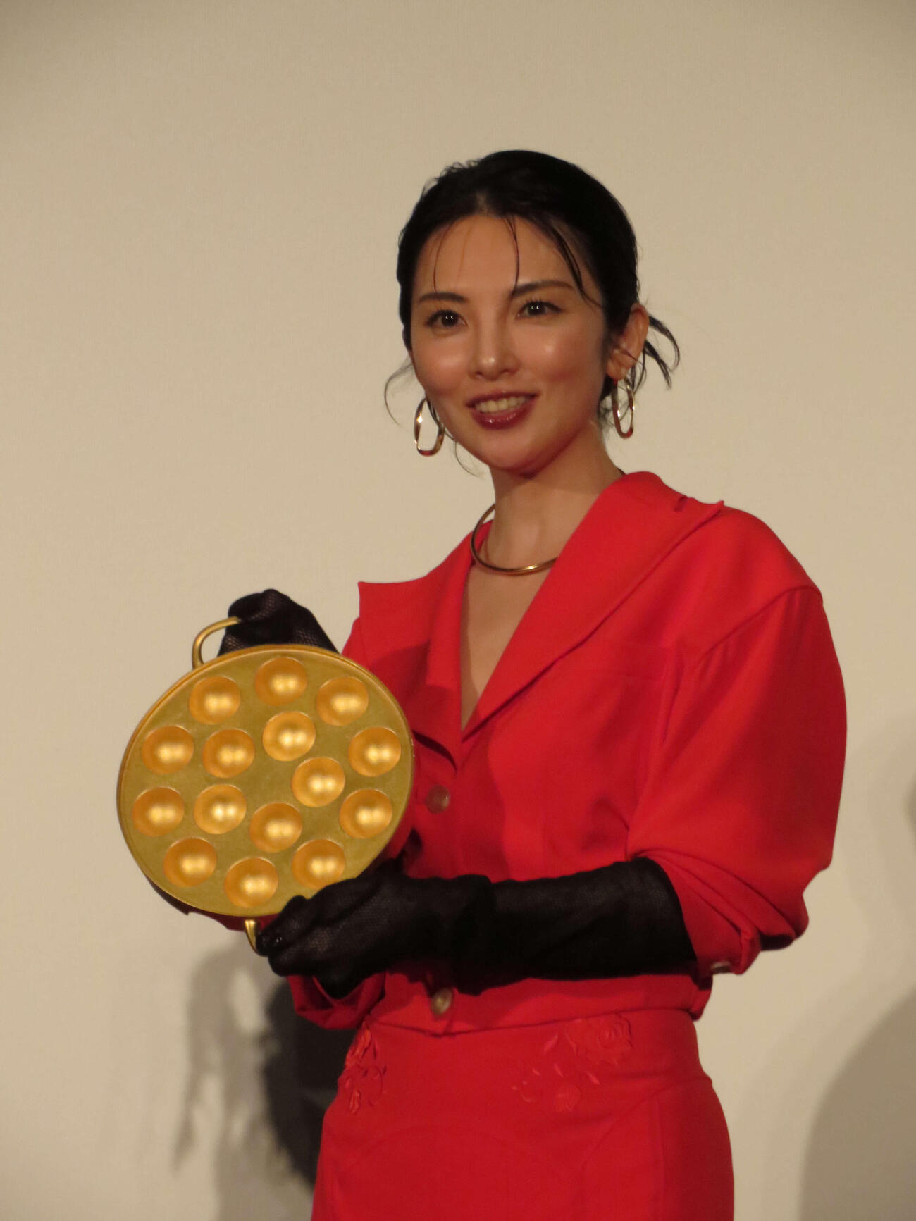 画「黄金泥棒」完成披露上映会で、劇中に登場した総額2億円超えの純金たこ焼き器を持つ田中麗奈（撮影・村上幸将）