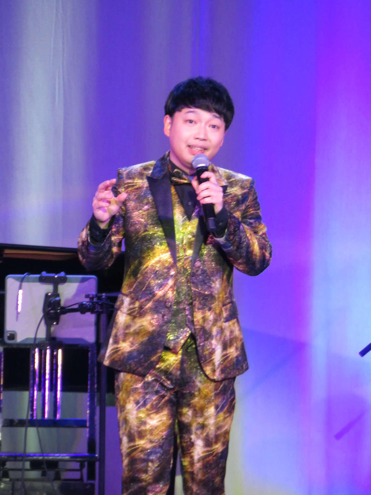 デビュー10周年コンサートで熱唱する三丘翔太