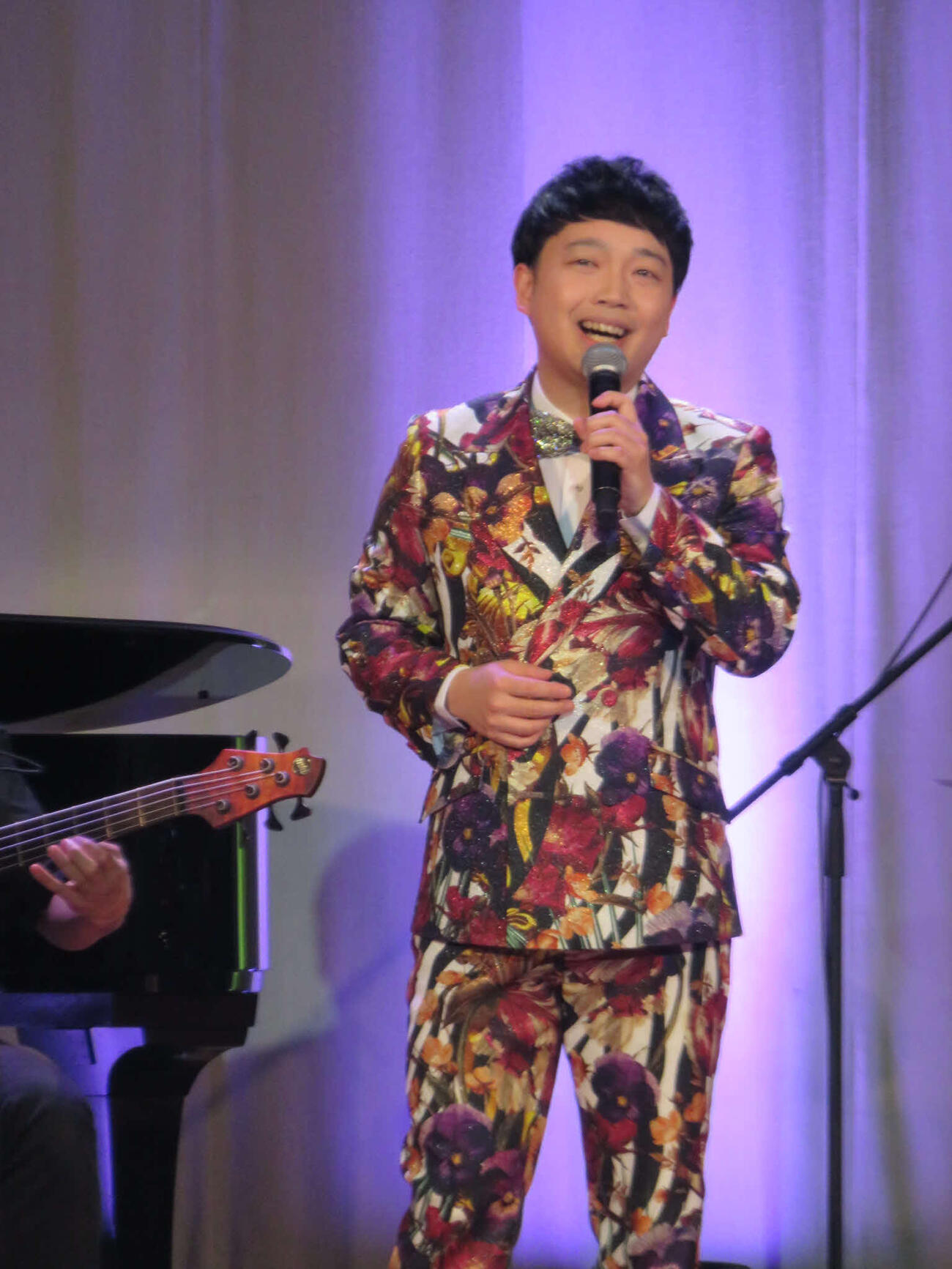 デビュー10周年コンサートで熱唱する三丘翔太