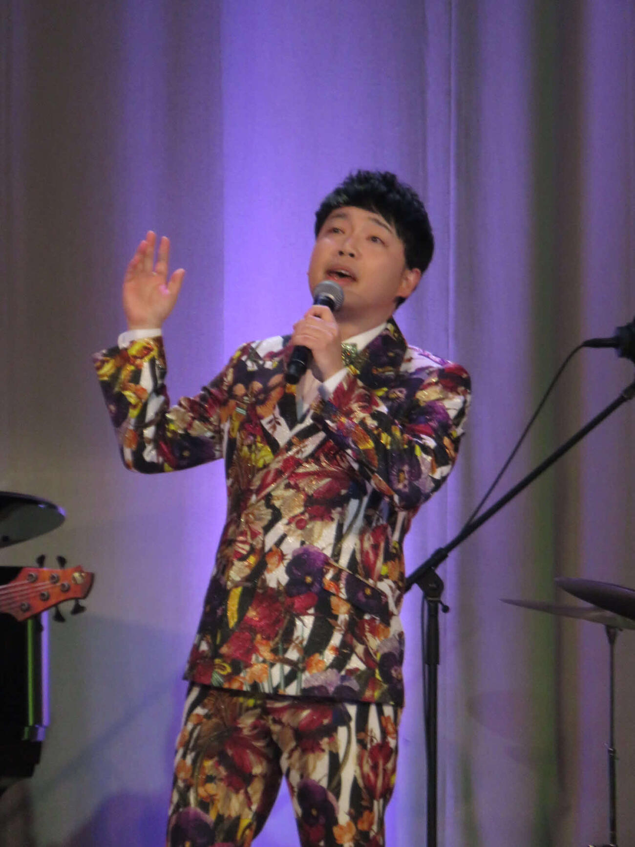デビュー10周年コンサートで熱唱する三丘翔太