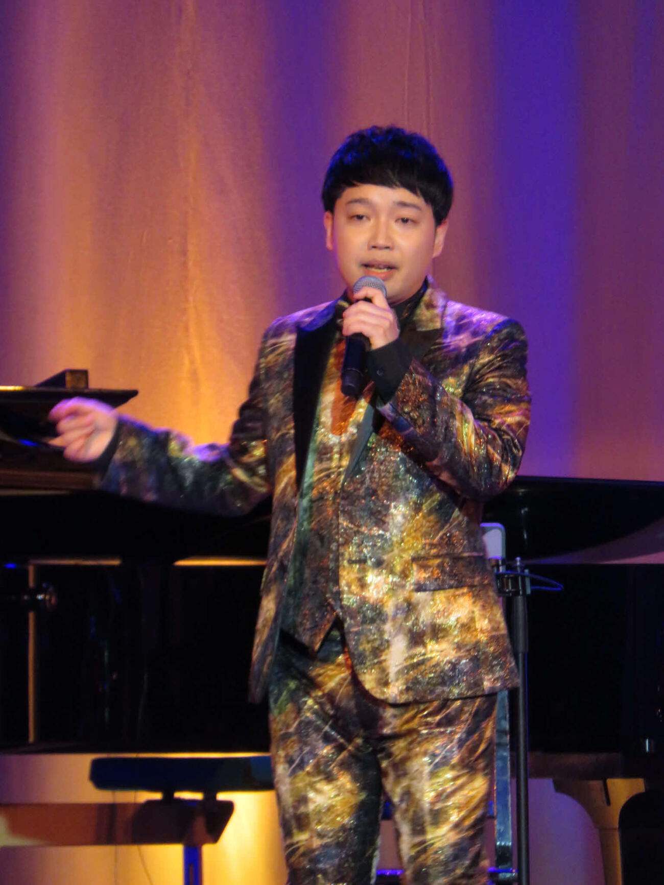 デビュー10周年コンサートで熱唱する三丘翔太
