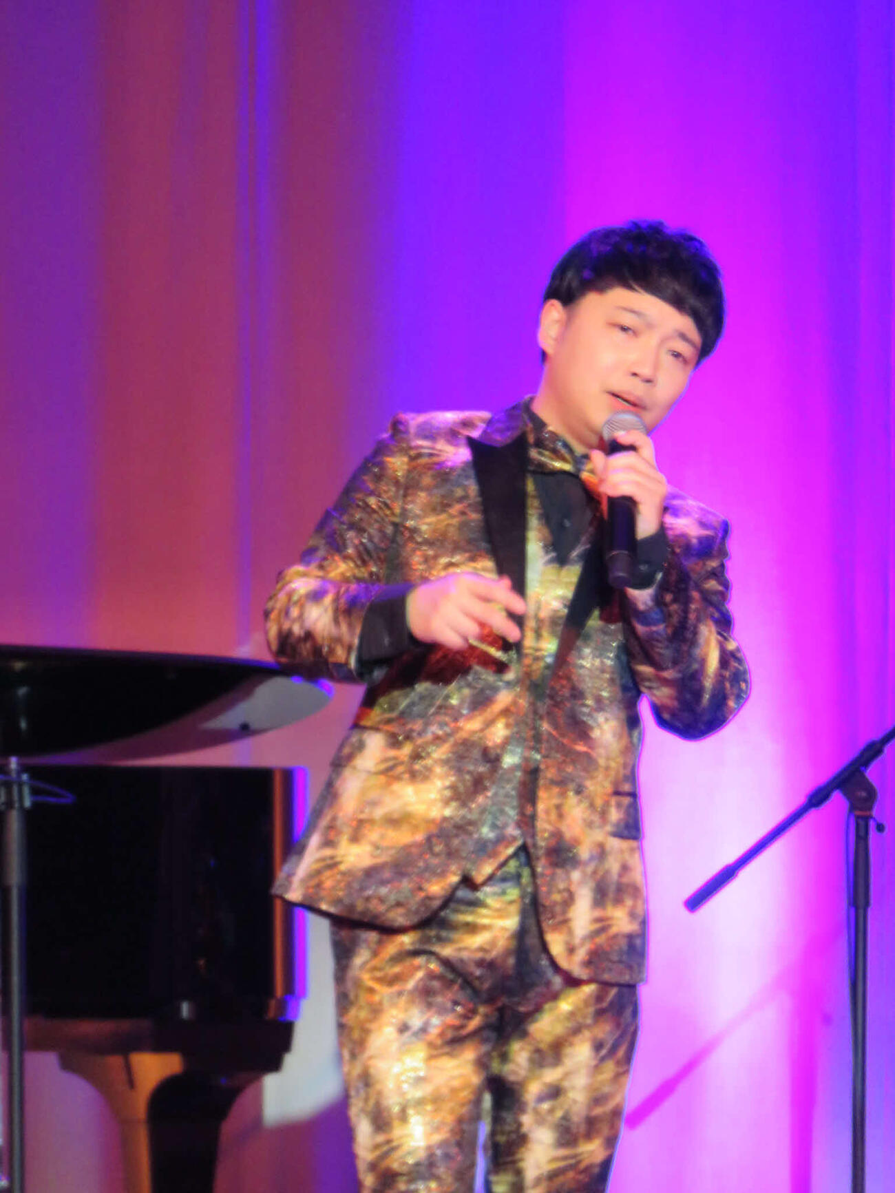 デビュー10周年コンサートで熱唱する三丘翔太