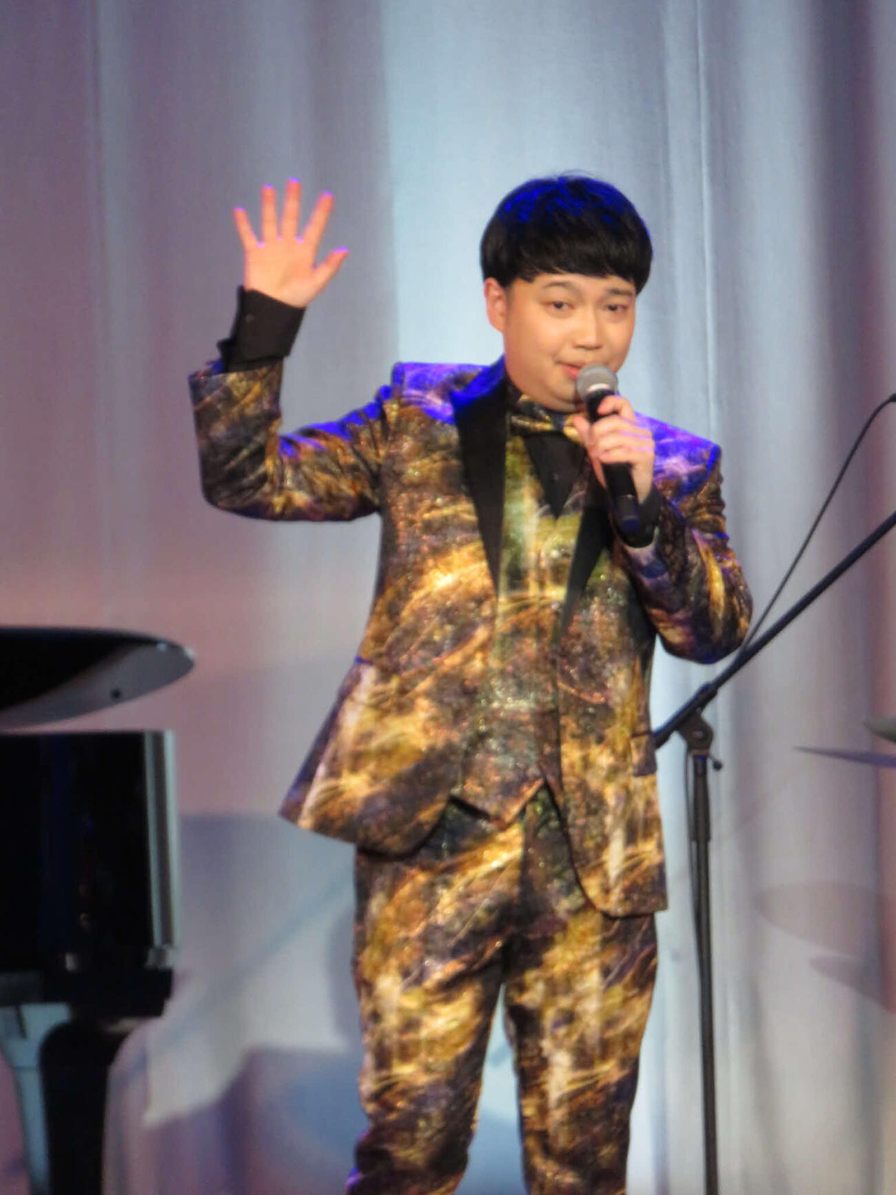 デビュー10周年コンサートで熱唱する三丘翔太
