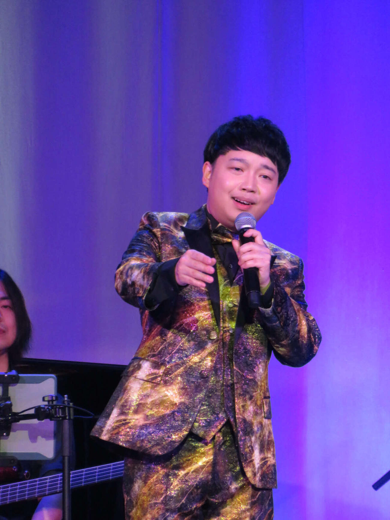 デビュー10周年コンサートで熱唱する三丘翔太