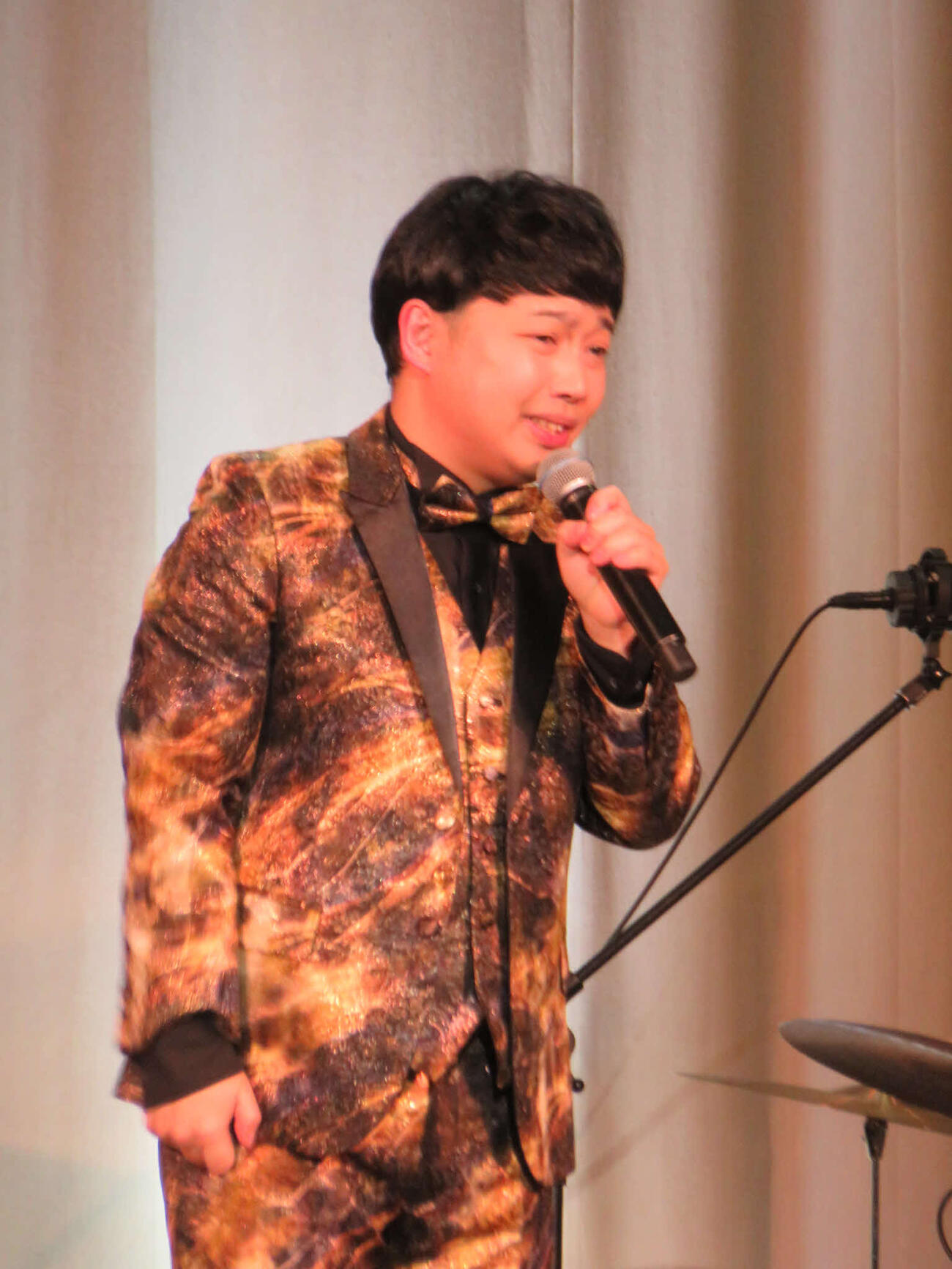 アンコール前の最後の曲「人生しみじみ」を歌いながら思わず涙ぐむ三丘翔太