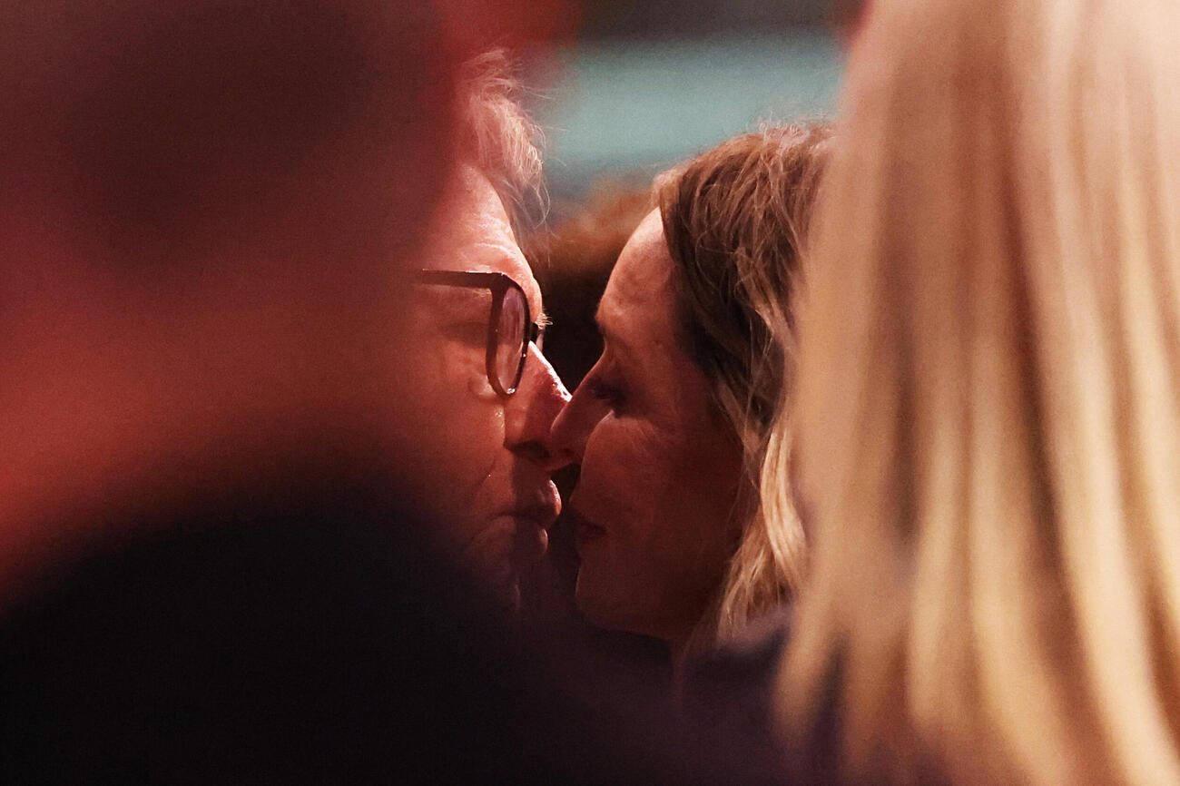 妻のキャリスタ・フロックハート（右）とキスするハリソン・フォード（ロイター）