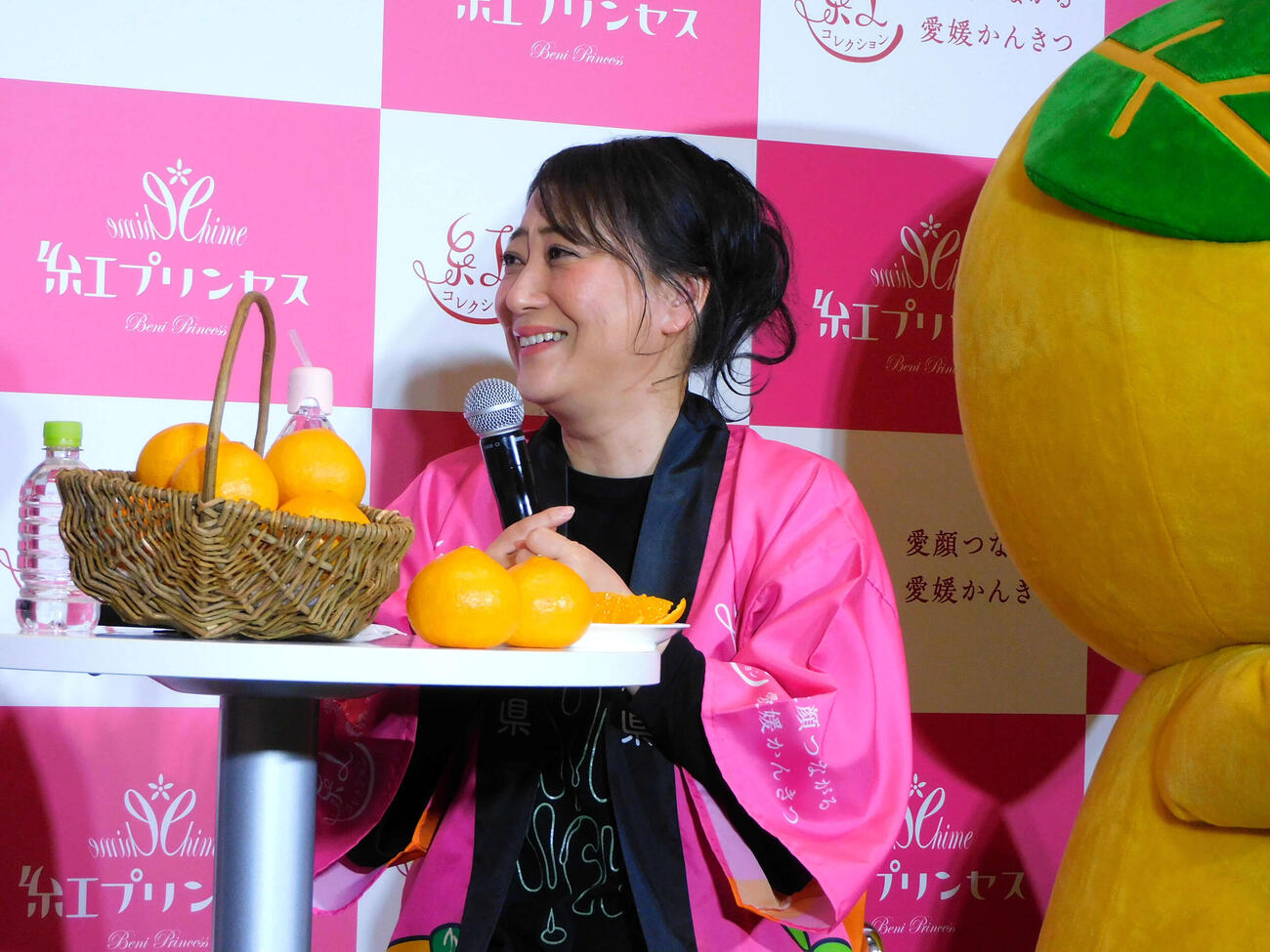 「紅プリンセス」をPRした友近（撮影・寺本吏輝）