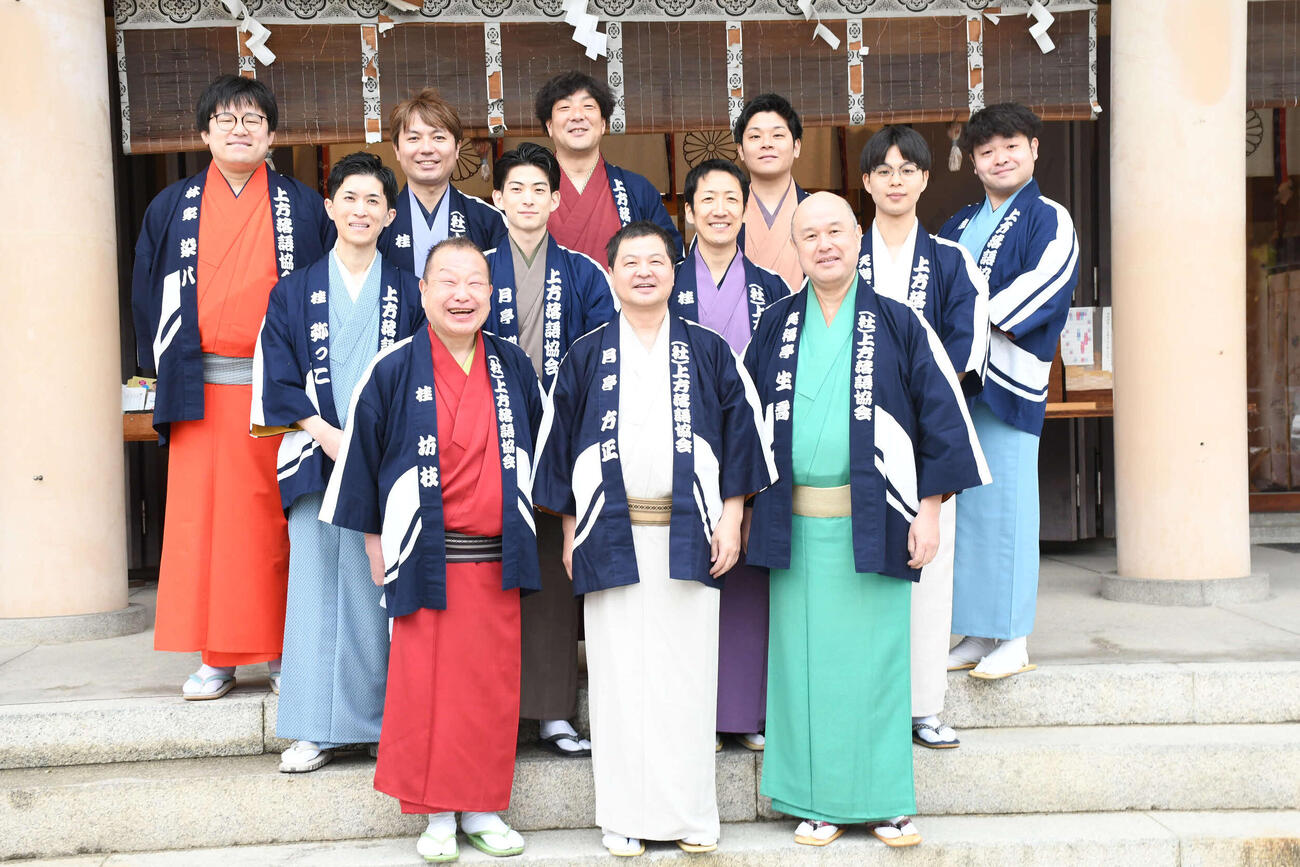 「彦八まつり」をアピールする、前列左から、桂坊枝、月亭方正、笑福亭生喬、中列左から、桂弥っこ、月亭柳正、桂福丸、桂源太、後列左から、林家染八、桂三幸、笑福亭大智、桂弥壱、桂笑金（撮影・阪口孝志）