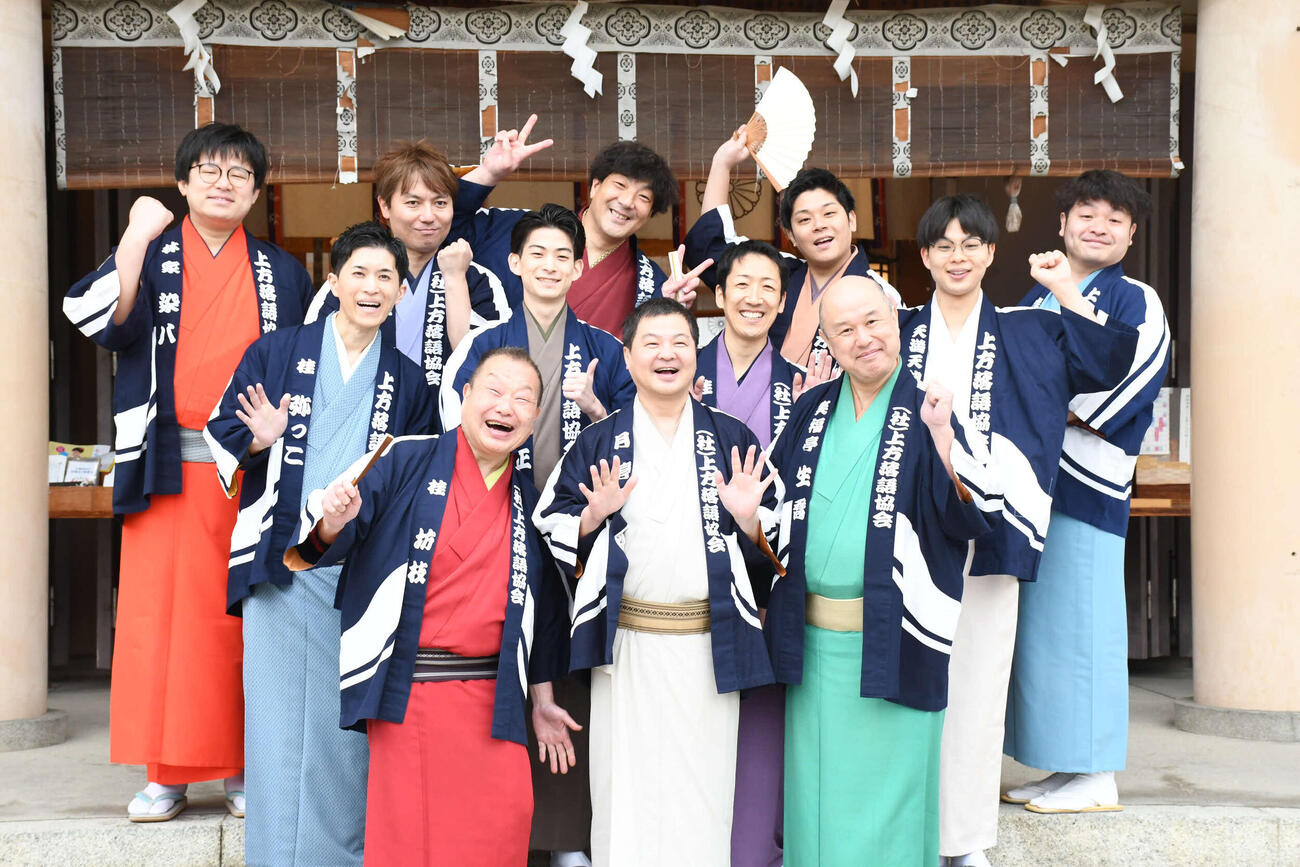 「彦八まつり」をアピールする、前列左から、桂坊枝、月亭方正、笑福亭生喬、中列左から、桂弥っこ、月亭柳正、桂福丸、桂源太、後列左から、林家染八、桂三幸、笑福亭大智、桂弥壱、桂笑金（撮影・阪口孝志）