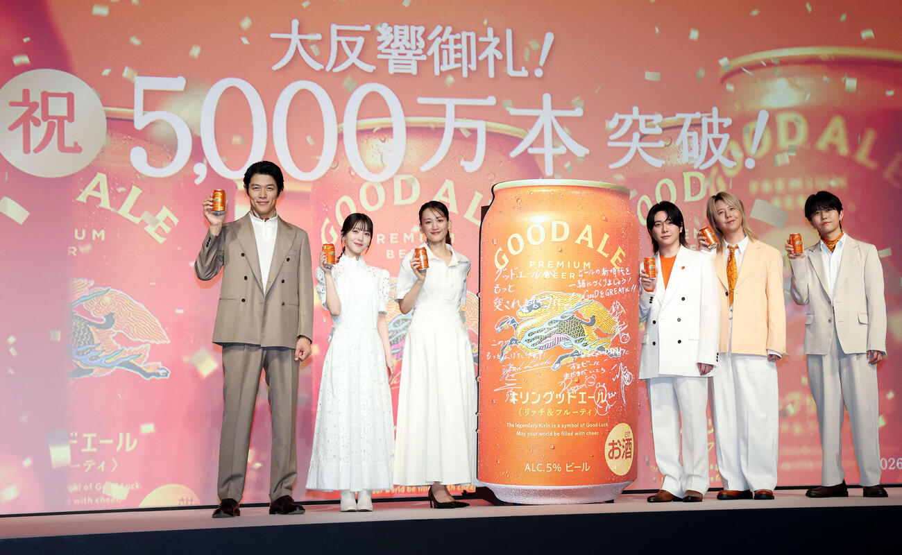 「キリングッドエール」5000万本突破！大反響御礼発表会でフォトセッションに納まる、左から鈴木亮平、浜辺美波、綾瀬はるか、Mrs．GREEN APPLEの大森元貴、藤澤涼架、若井滉斗（撮影・宮地輝）