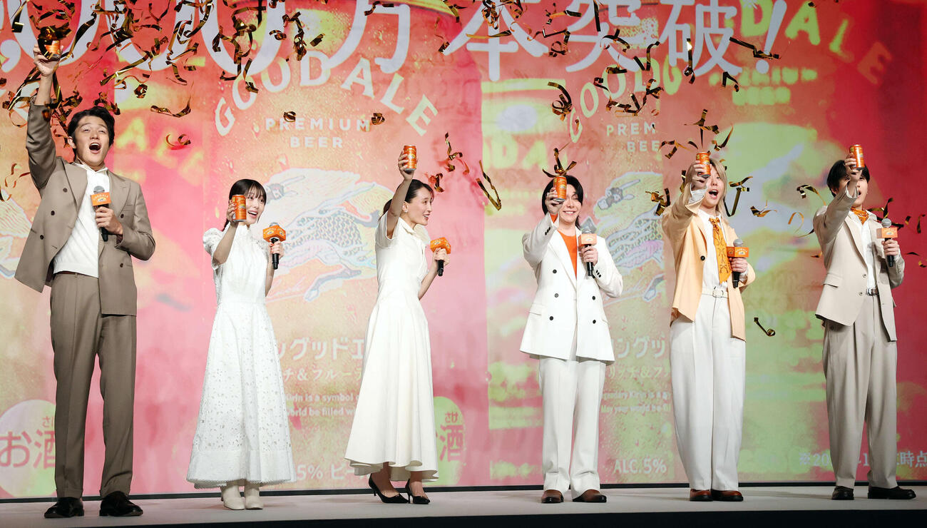 「キリングッドエール」5000万本突破！大反響御礼発表会で乾杯する、左から鈴木亮平、浜辺美波、綾瀬はるか、Mrs．GREEN APPLEの大森元貴、藤澤涼架、若井滉斗（撮影・宮地輝）