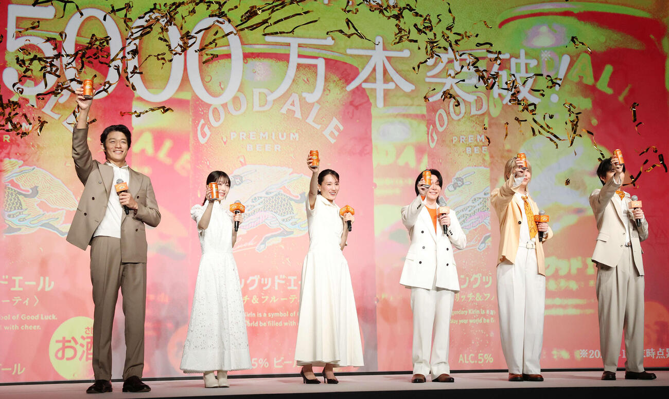 「キリングッドエール」5000万本突破！大反響御礼発表会で乾杯する、左から鈴木亮平、浜辺美波、綾瀬はるか、Mrs．GREEN APPLEの大森元貴、藤澤涼架、若井滉斗（撮影・宮地輝）