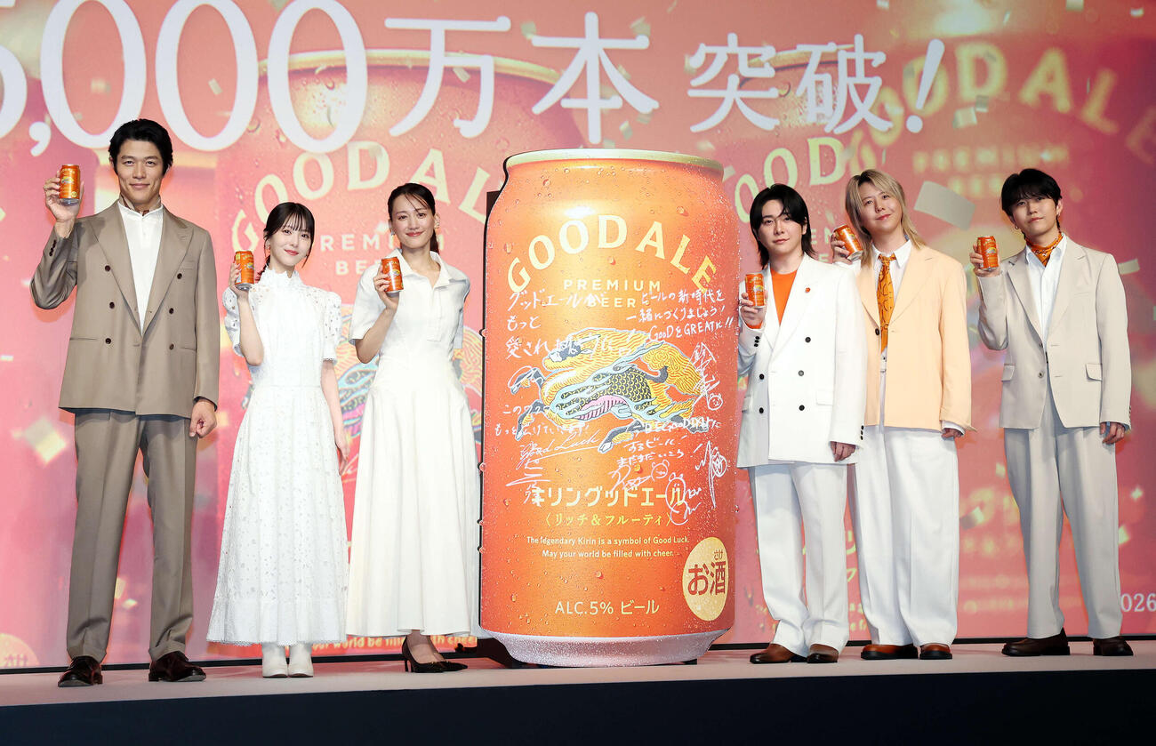 「キリングッドエール」5000万本突破！大反響御礼発表会でフォトセッションに納まる、左から鈴木亮平、浜辺美波、綾瀬はるか、Mrs．GREEN APPLEの大森元貴、藤澤涼架、若井滉斗（撮影・宮地輝）