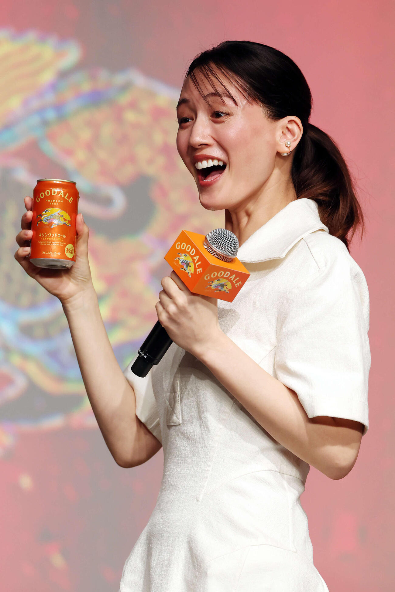 「キリングッドエール」5000万本突破！大反響御礼発表会でキリングッドエールを飲む綾瀬はるか（撮影・宮地輝）