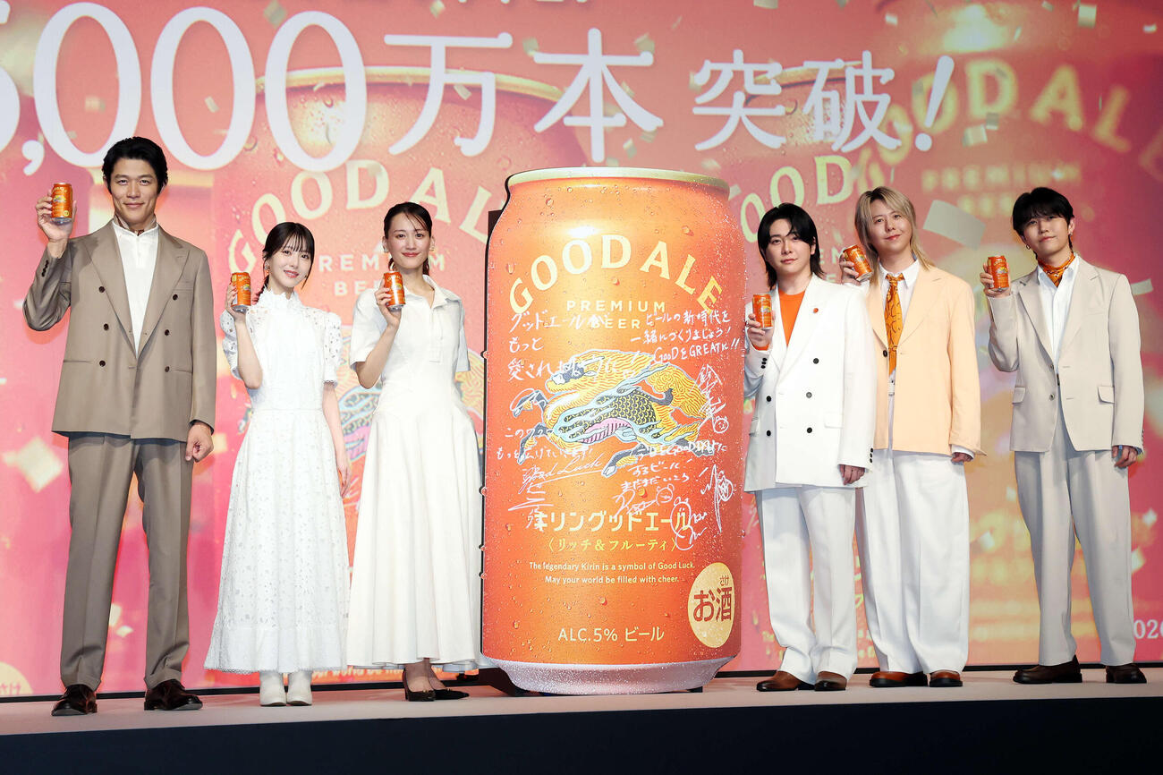 「キリングッドエール」5000万本突破！大反響御礼発表会でフォトセッションに納まる、左から鈴木亮平、浜辺美波、綾瀬はるか、Mrs．GREEN APPLEの大森元貴、藤澤涼架、若井滉斗（撮影・宮地輝）