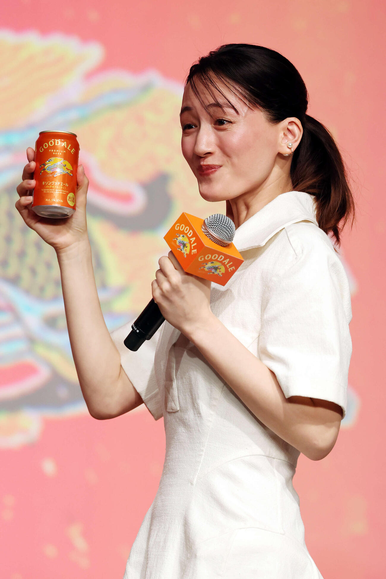 「キリングッドエール」5000万本突破！大反響御礼発表会でキリングッドエールを飲む綾瀬はるか（撮影・宮地輝）