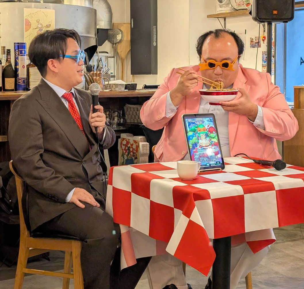「マジック：ザ・ギャザリング－ミュータント　タートルズ」発売PRイベントに出席した檜原洋平（左）と、ピザラーメンを食べる大鶴肥満