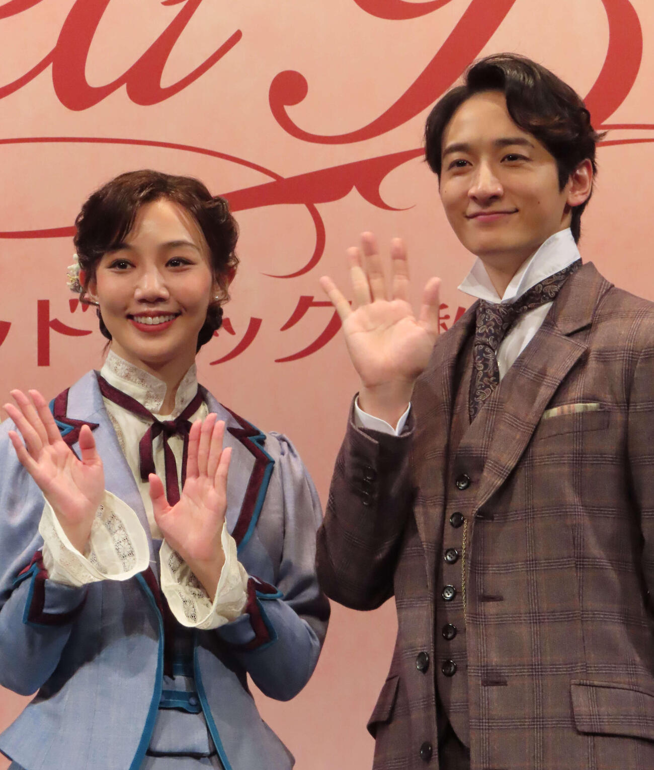 ミュージカル「レッドブック～私は私を語るひと～」の制作発表に出席した咲妃みゆ（左）、小関裕太