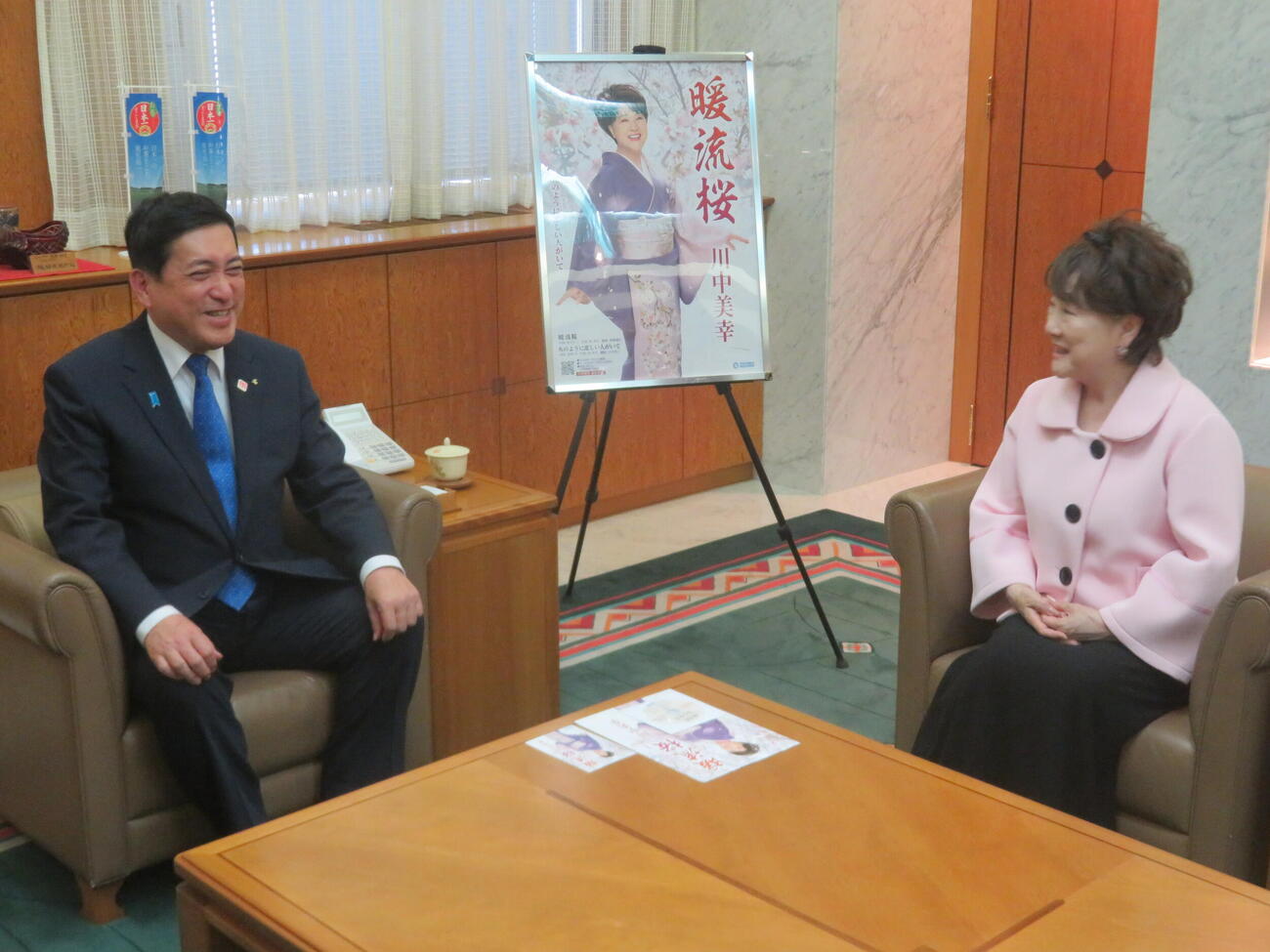 塩田康一鹿児島県知事（左）を表敬訪問し談笑する川中美幸（撮影・川田和博）