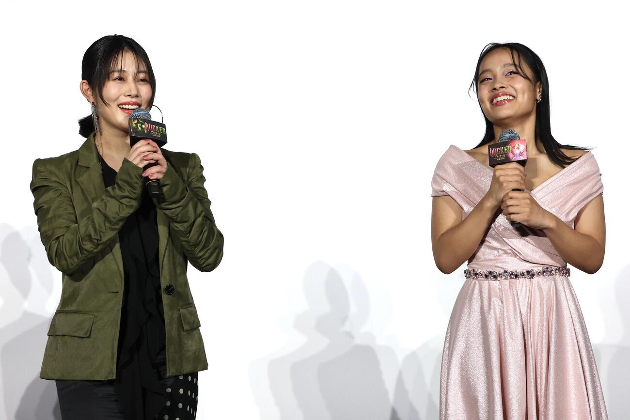 映画「ウィキッド　永遠の約束」舞台あいさつ付き日本語吹替版最速上映イベントで笑顔を見せる高畑充希（左）と清水美依紗（撮影・宮地輝）