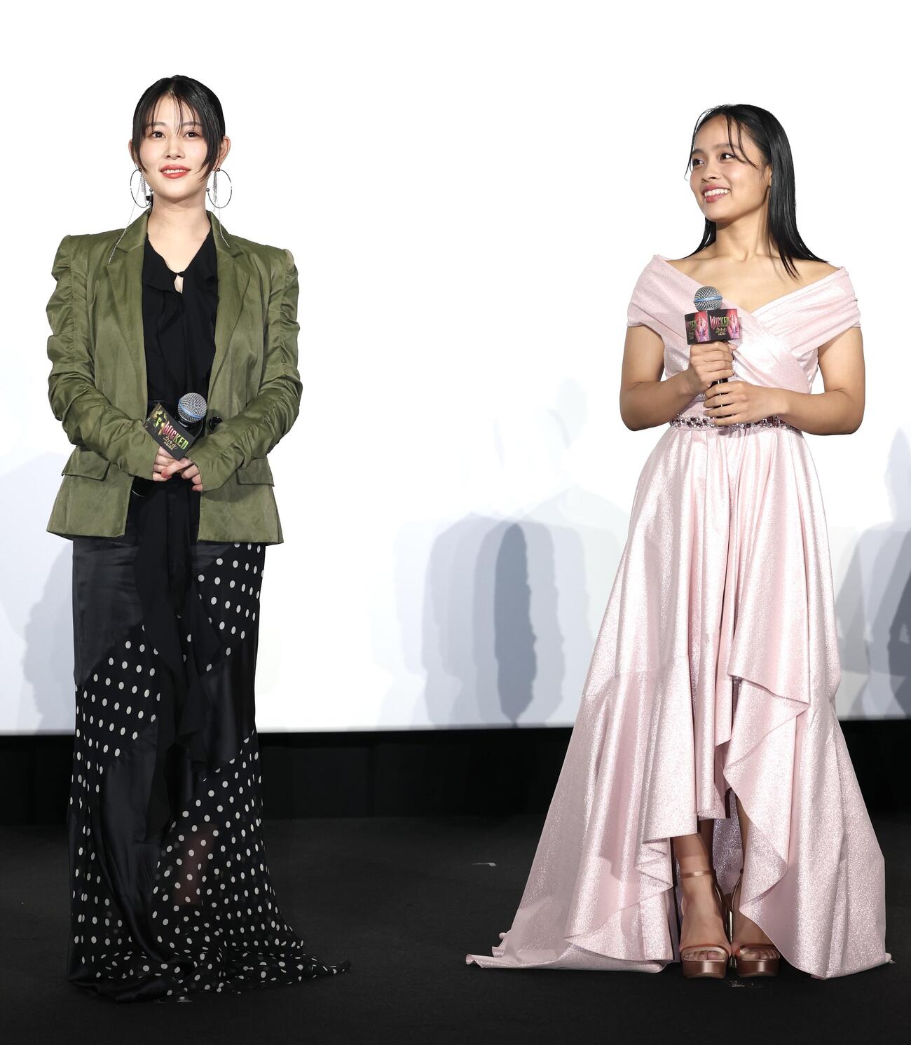 映画「ウィキッド　永遠の約束」舞台あいさつ付き日本語吹替版最速上映イベントに登壇した高畑充希（左）と清水美依紗（撮影・宮地輝）