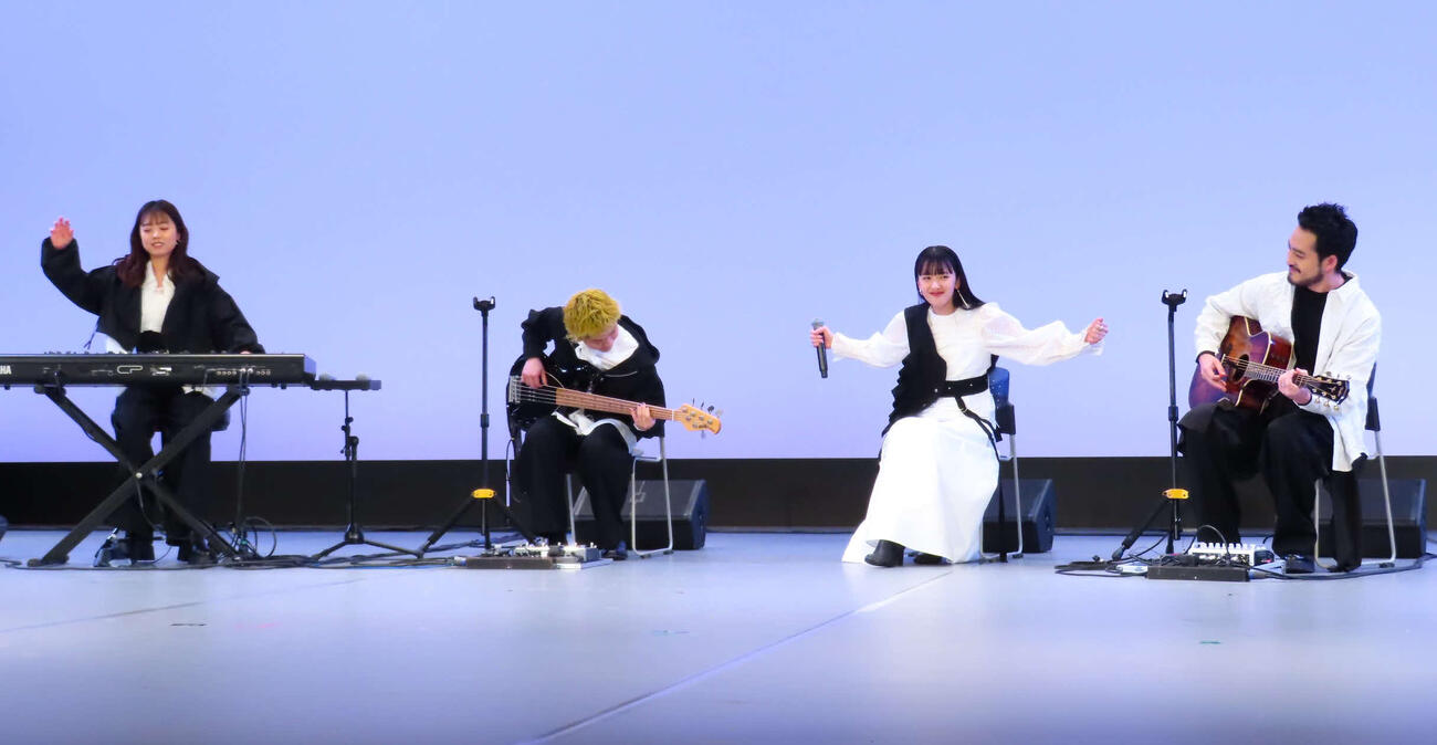 「パリに咲くエトワール」特別試写会にサプライズ登場した緑黄色社会