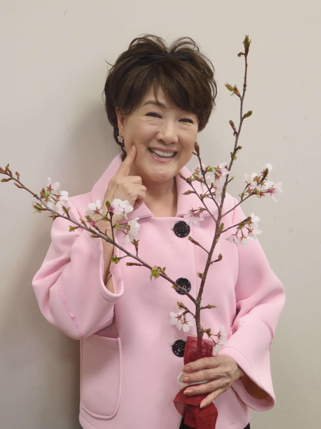 新曲「暖流桜」の舞台鹿児島を訪れ、プレゼントされた暖流桜を手に“亜美ちゃんポーズ”を披露する川中美幸（撮影・川田和博）