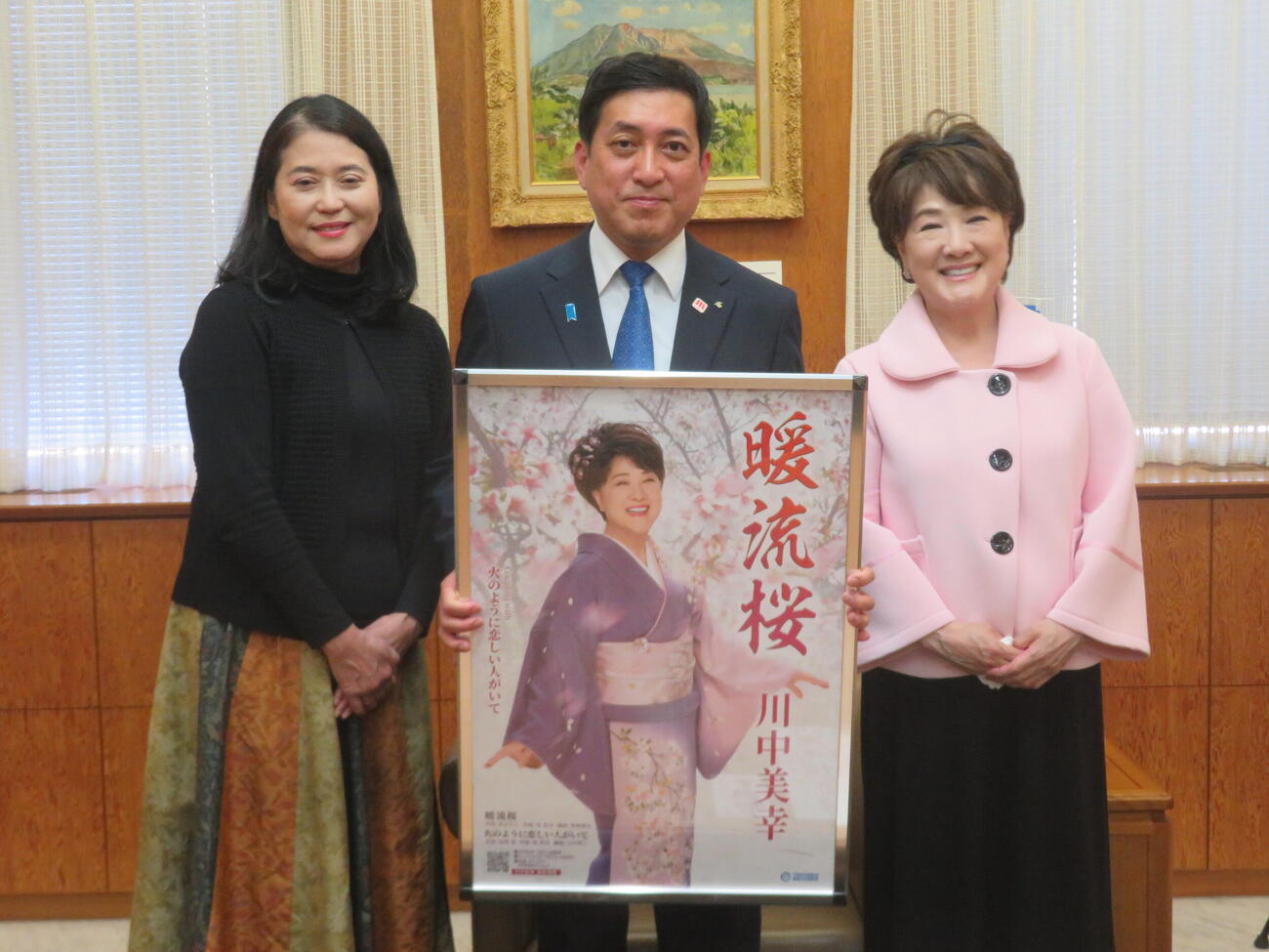 塩田康一鹿児島県知事（中央）を表敬訪問した川中美幸（右）と作詞家京えりこ氏（撮影・川田和博）