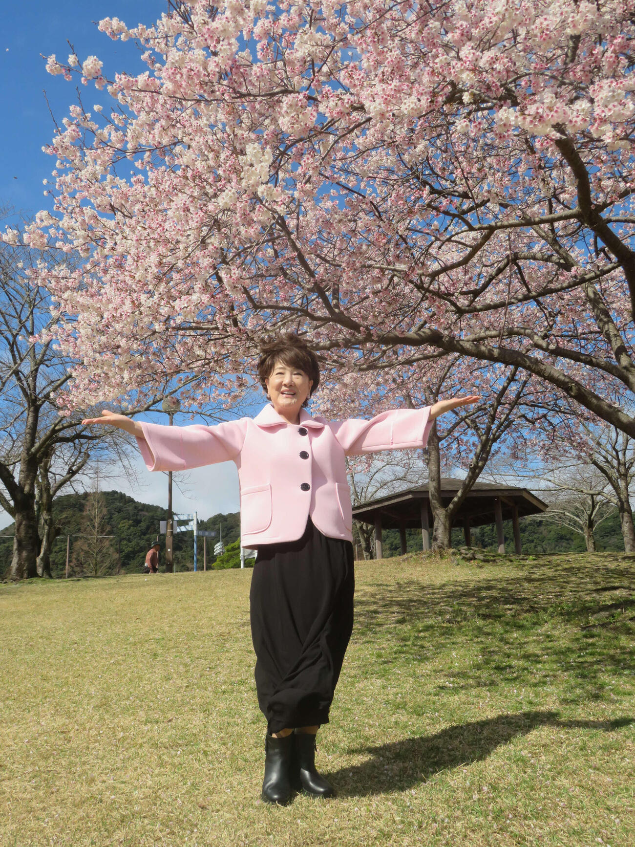 新曲「暖流桜」の舞台鹿児島で暖流桜を堪能する川中美幸（撮影・川田和博）