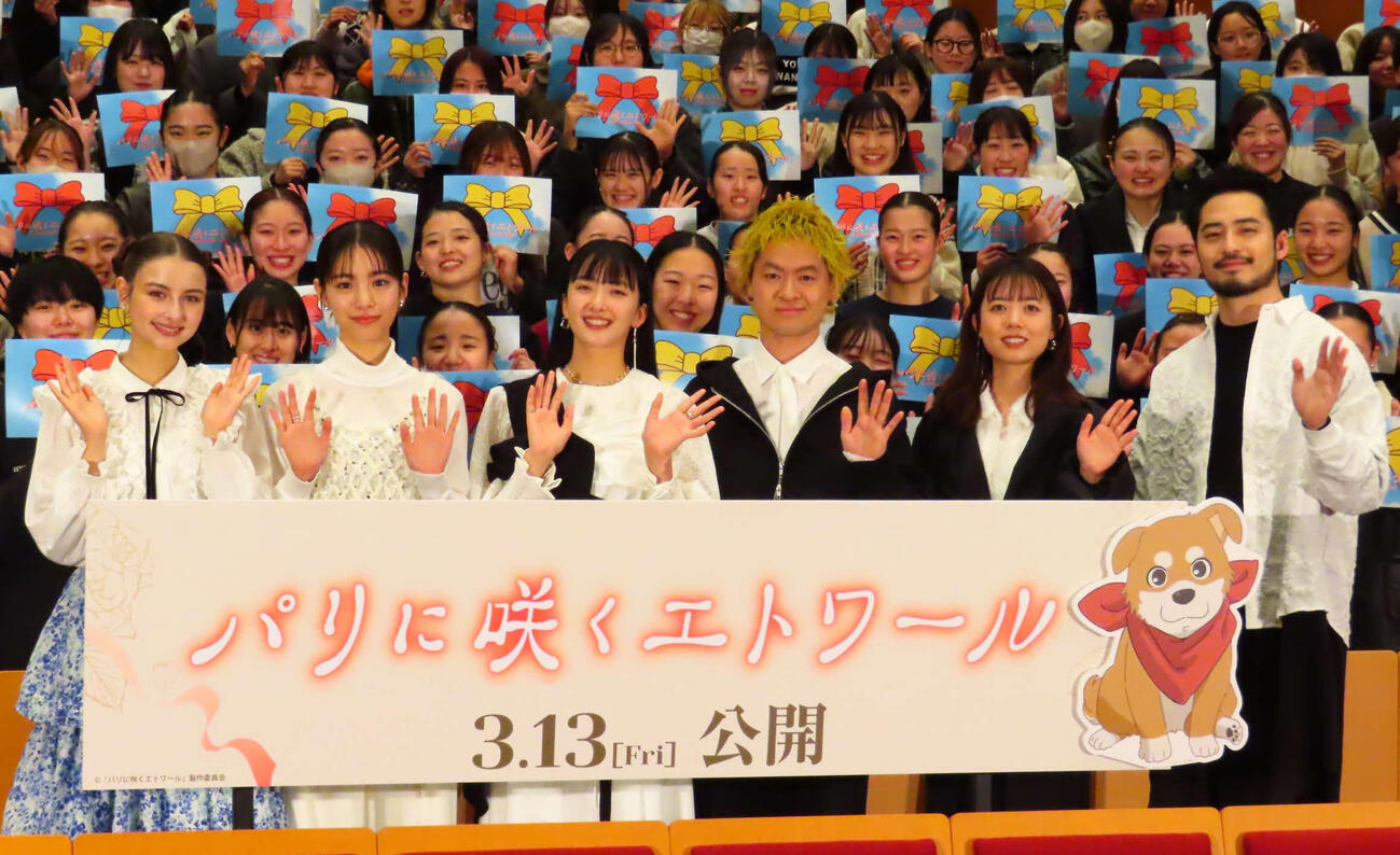 「パリに咲くエトワール」特別試写会に登壇した、左から嵐莉菜、當真あみ、長屋晴子、穴見真吾、peppe、小林壱誓