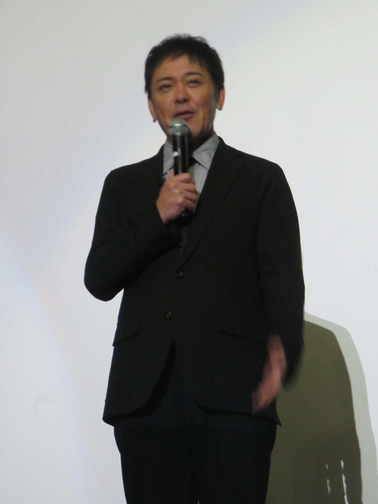 映画「放送禁止　ぼくの3人の妻」の完成披露舞台あいさつに出席した有田哲平