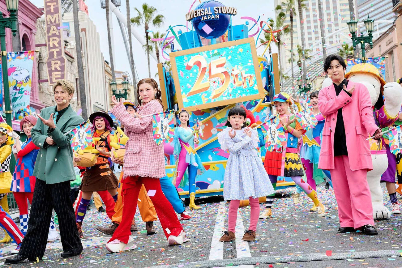 ユニバーサル・スタジオ・ジャパン（USJ）「25周年開幕セレモニー＆プレスプレビュー」に参加した、左から、森崎ウィン、仲里依紗、永尾柚乃、千葉雄大（画像提供：ユニバーサル・スタジオ・ジャパン）