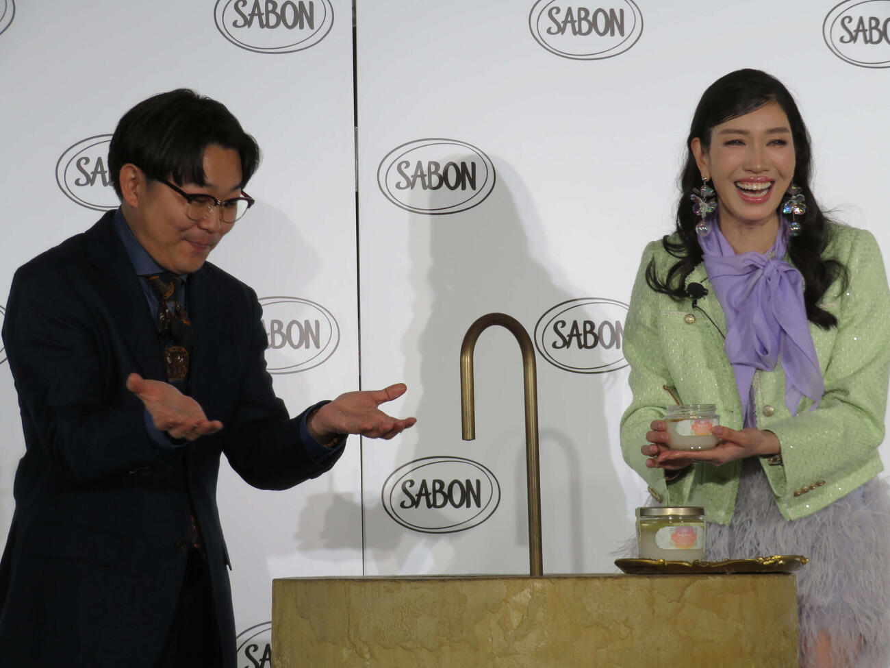 SABON White Tea Celebration記者発表会で手を洗うオズワルド伊藤俊介とアンミカ（撮影・村上幸将）