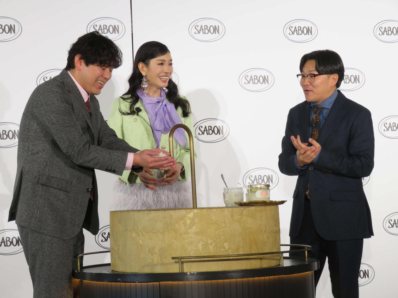 SABON White Tea Celebration記者発表会で手を洗う、左からオズワルド畠中悠、アンミカ、伊藤俊介（撮影・村上幸将）