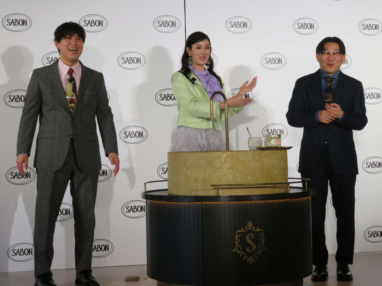 SABON White Tea Celebration記者発表会で手を洗った、左からオズワルド畠中悠、アンミカ、伊藤俊介（撮影・村上幸将）