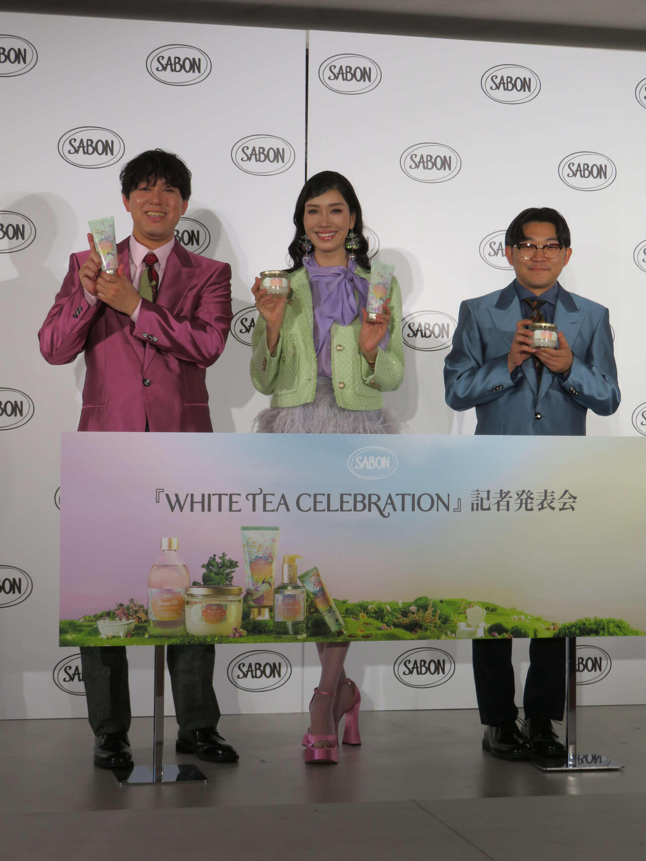 SABON White Tea Celebration記者発表会に出席した、左からオズワルド畠中悠、アンミカ、伊藤俊介（撮影・村上幸将）