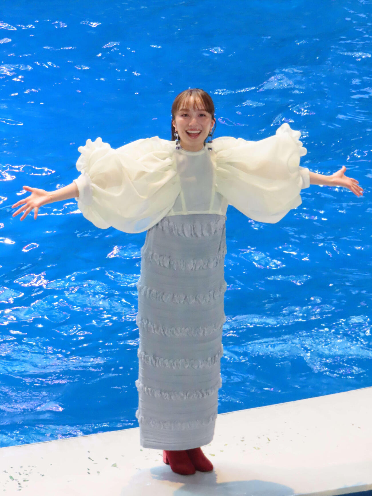ドルフィンパフォーマンスに笑顔の百田夏菜子
