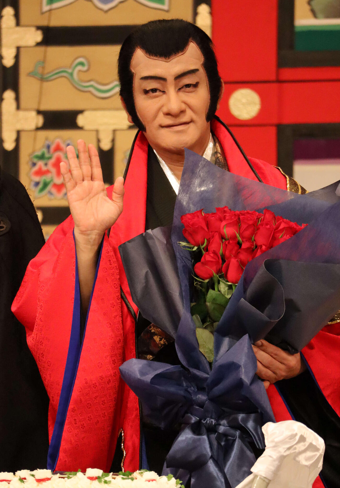 「流白浪燦星　碧翠の麗城」の通し舞台稽古前に誕生日を祝福された片岡愛之助