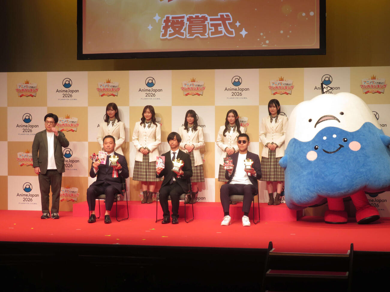 「Anime Japan 2026」授賞式に登壇した（後列左から）櫻坂46の中嶋優月、松田里奈、森田ひかる、谷口愛季、的野美青と受賞者ら