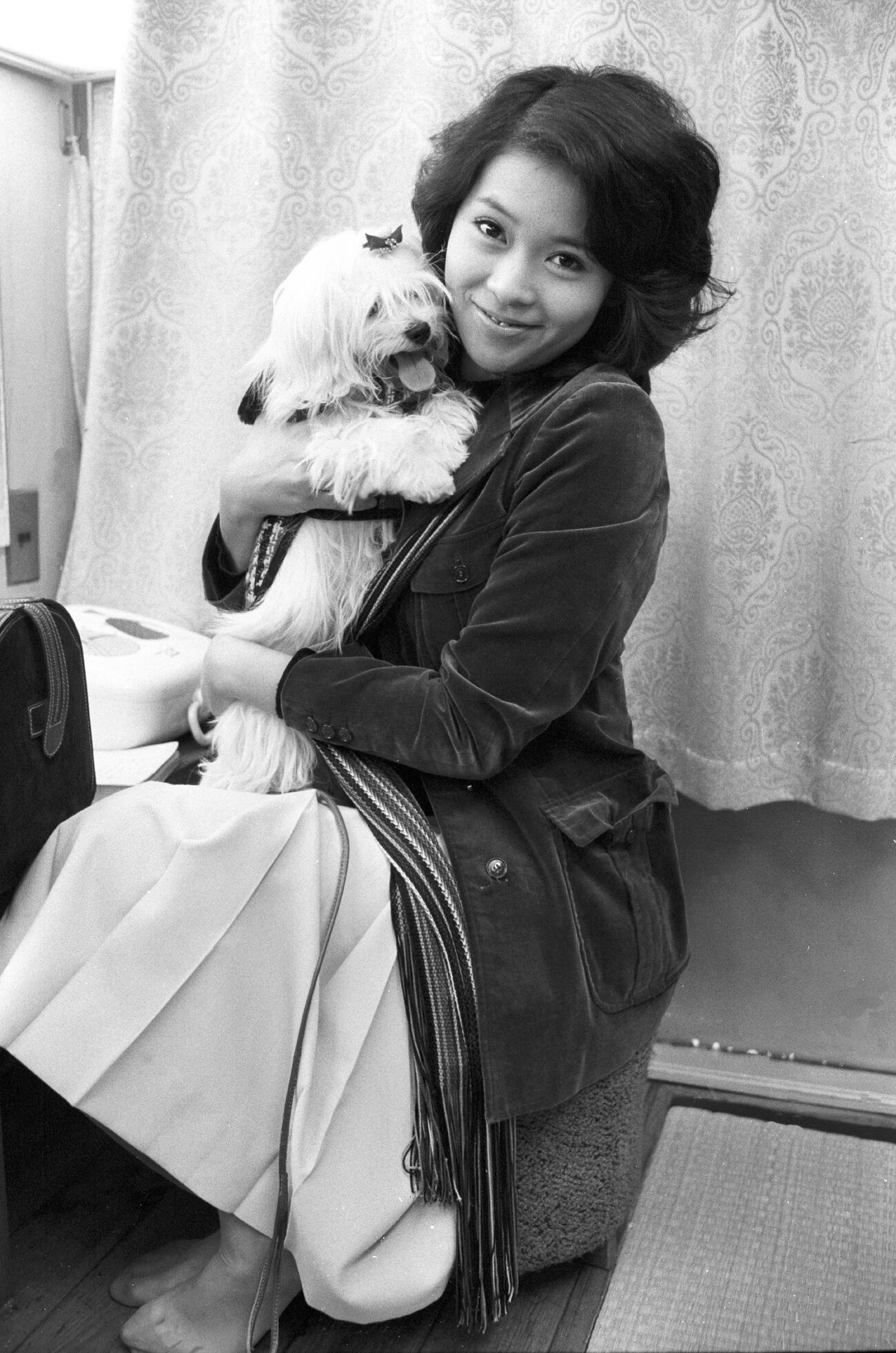 岡崎友紀（1975年1月撮影）