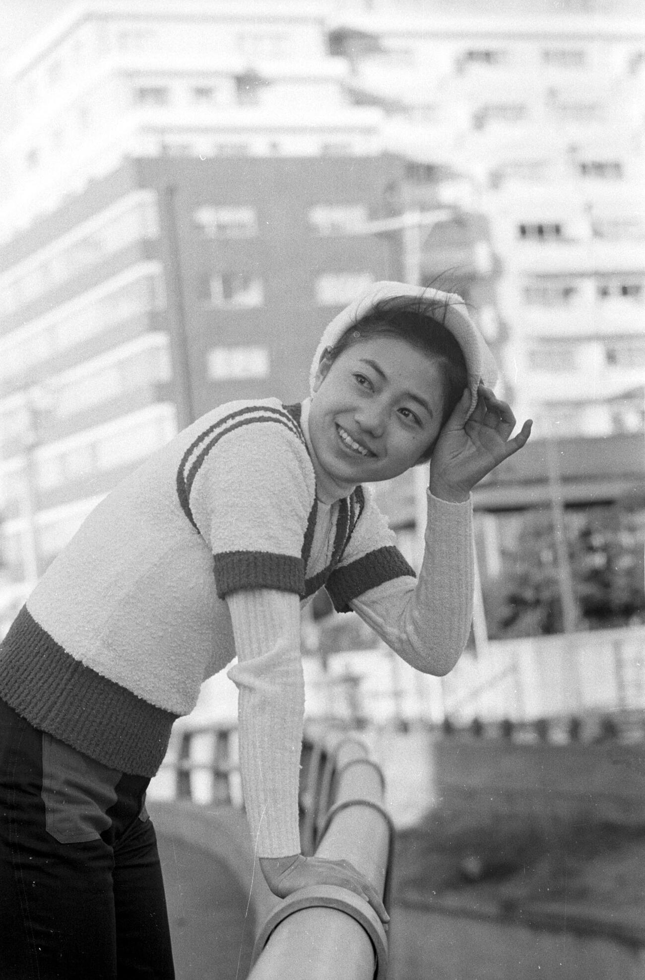 日刊スポーツに来社した石川さゆり(1973年3月撮影)
