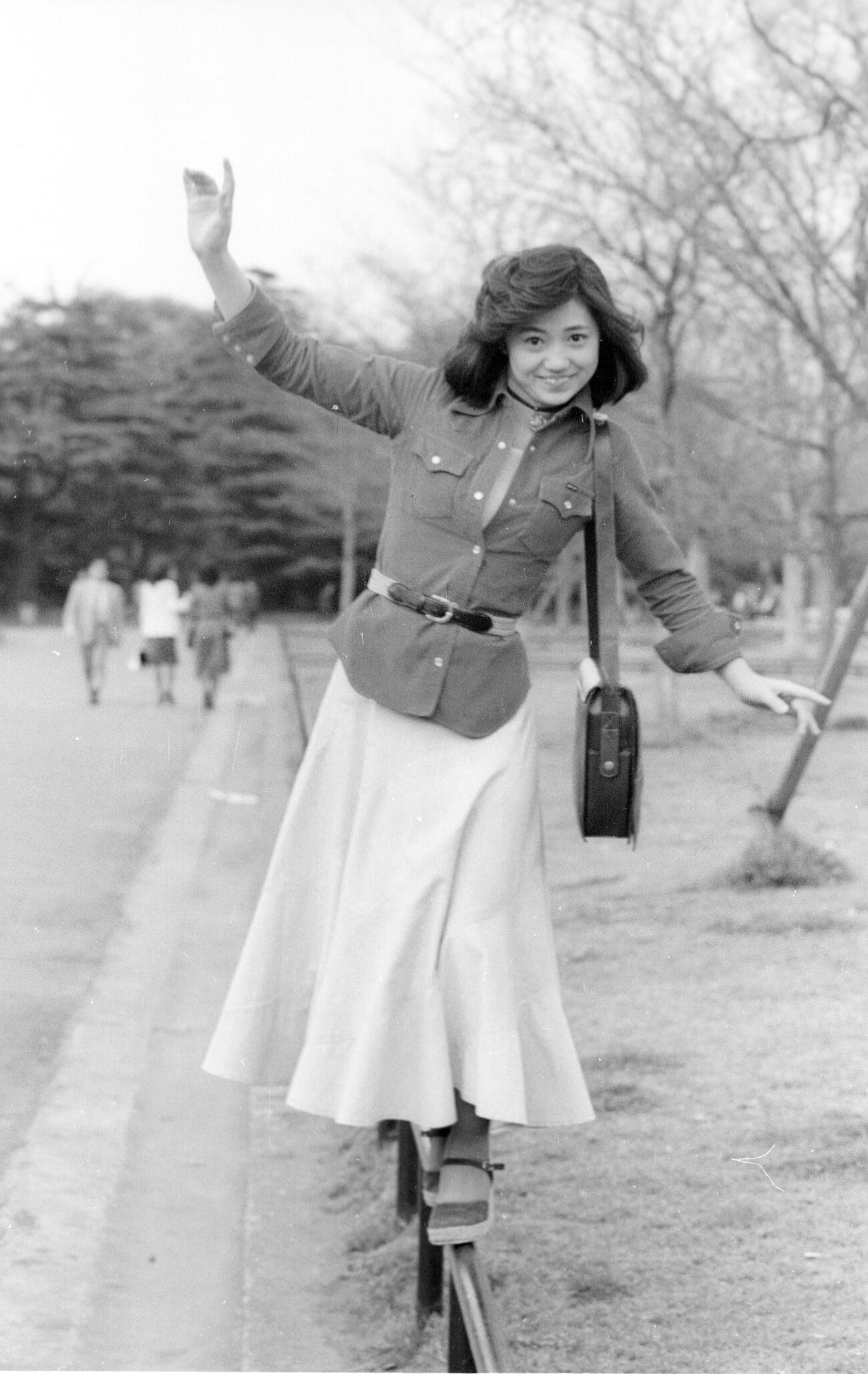 7枚目のレコード「ちいさな秘密」で”大人の演歌”に挑戦中の石川さゆり（1975年4月撮影）