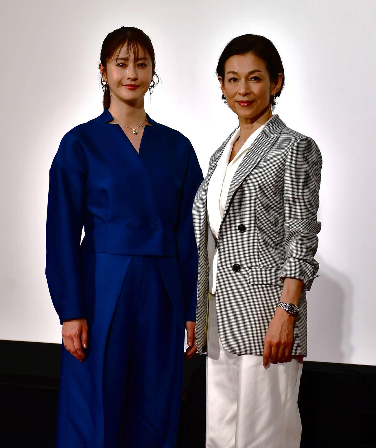 NHKプレミアムドラマ「対決」の完成会見に出席した松本若菜（左）と鈴木保奈美（撮影・松尾幸之介）