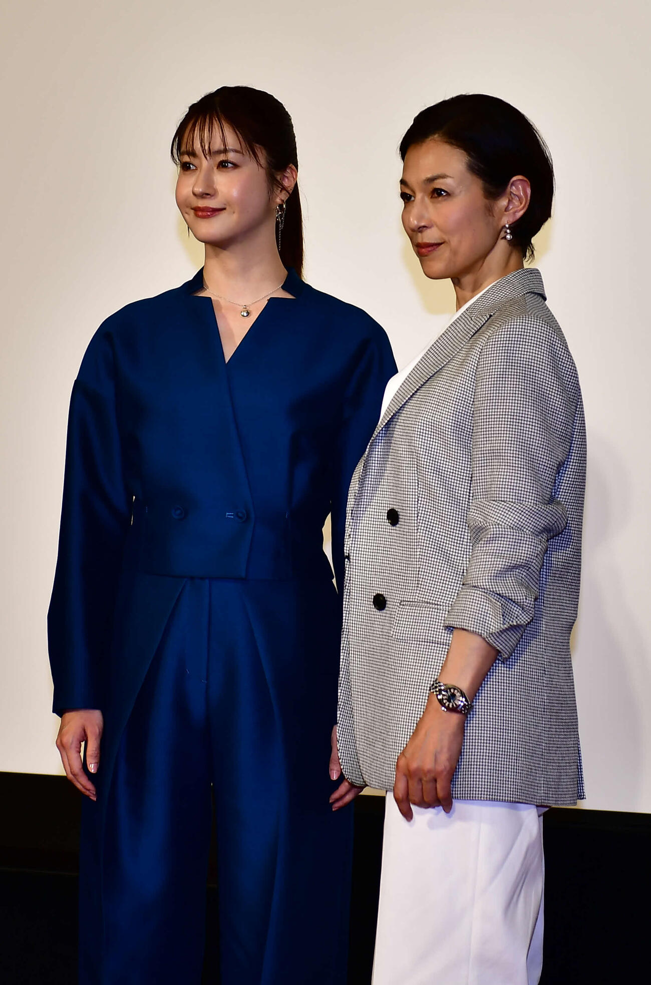 NHKプレミアムドラマ「対決」の完成会見に出席した松本若菜（左）と鈴木保奈美（撮影・松尾幸之介）