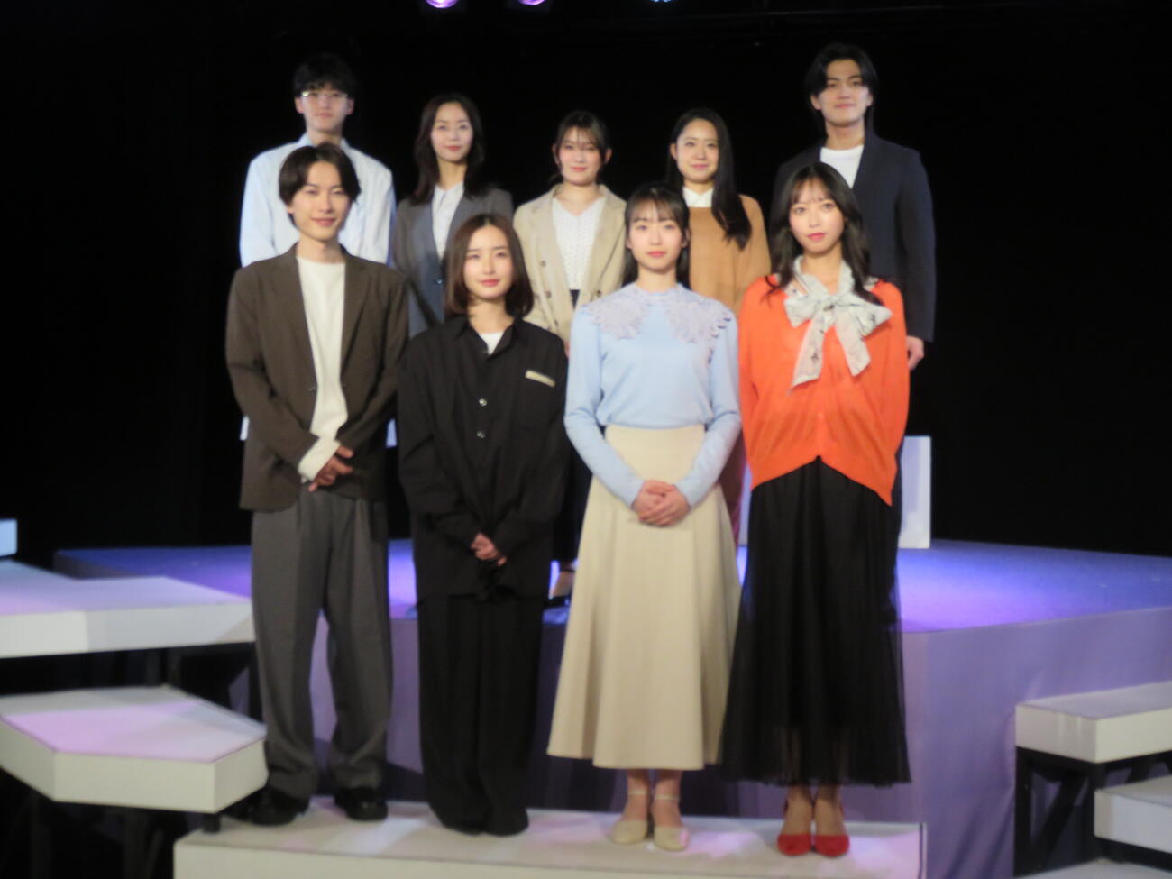 劇団4ドル50セントの舞台「藤色の封筒～『救済』に隠された真実～」の出演者たち。前列左から宮地樹、安倍乙、田中音江、大槻理子、後列左から菅原理久十、前田悠雅、仲美海、吉川真世、中村碧十