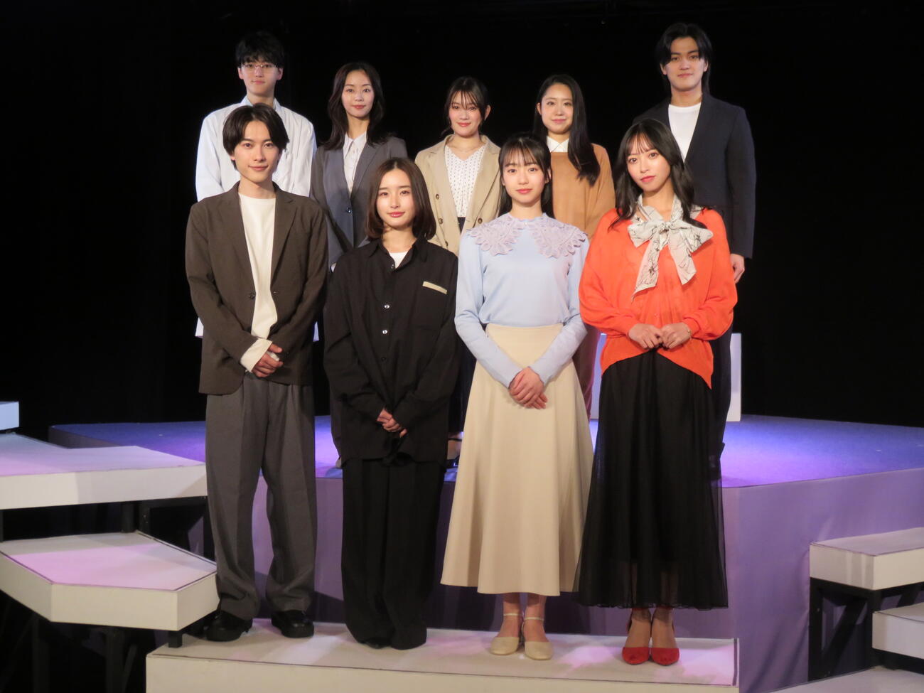 劇団4ドル50セントの舞台「藤色の封筒～『救済』に隠された真実～」の出演者たち。前列左から宮地樹、安倍乙、田中音江、大槻理子、後列左から菅原理久十、前田悠雅、仲美海、吉川真世、中村碧十