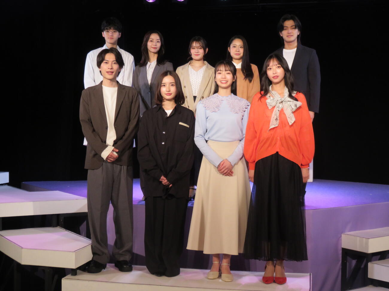 劇団4ドル50セントの舞台「藤色の封筒～『救済』に隠された真実～」の出演者たち。前列左から宮地樹、安倍乙、田中音江、大槻理子、後列左から菅原理久十、前田悠雅、仲美海、吉川真世、中村碧十